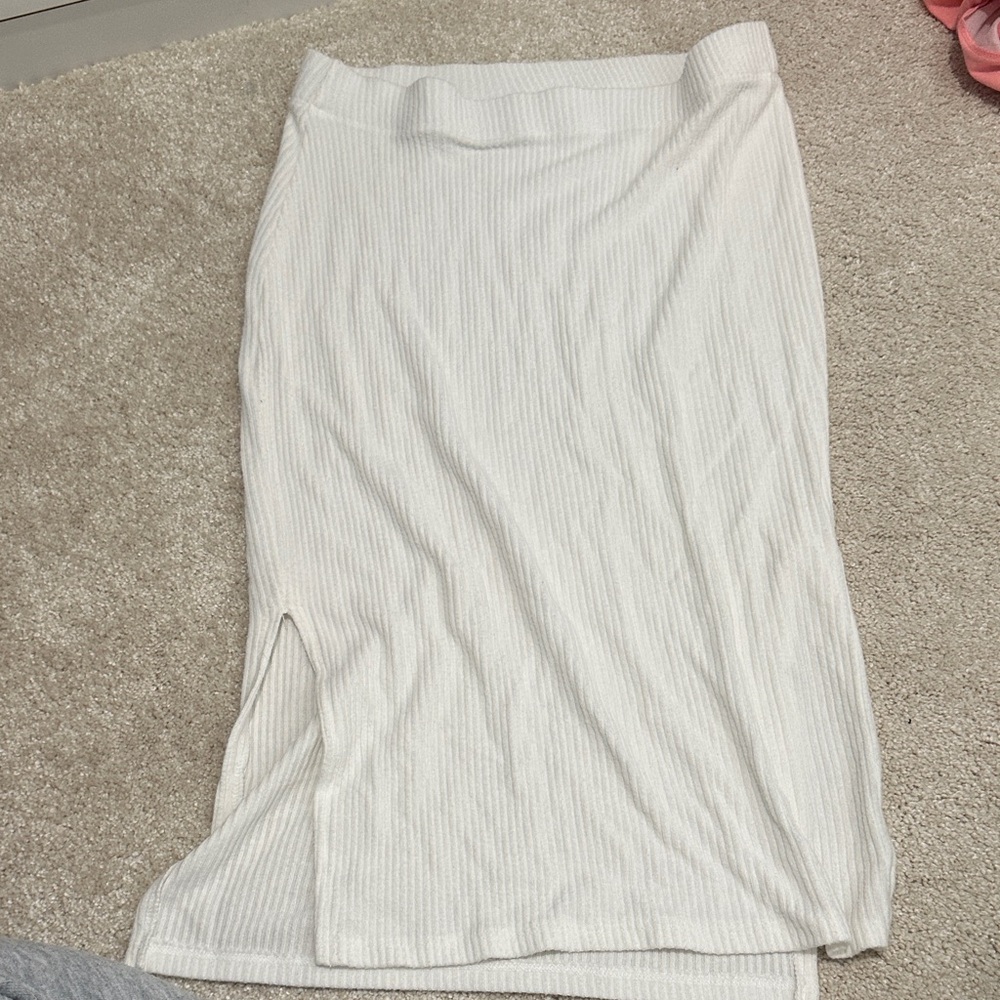 Elegant White Ribbed Women's Skirt